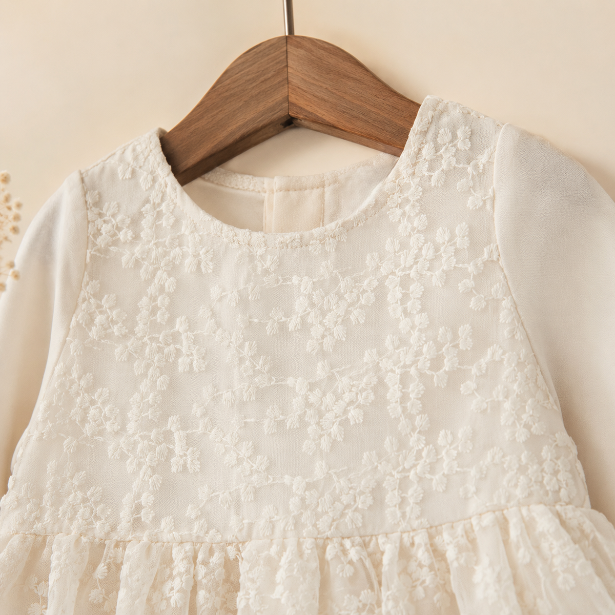 Barboteuse bébé dentelle florale manches longues baptême beige