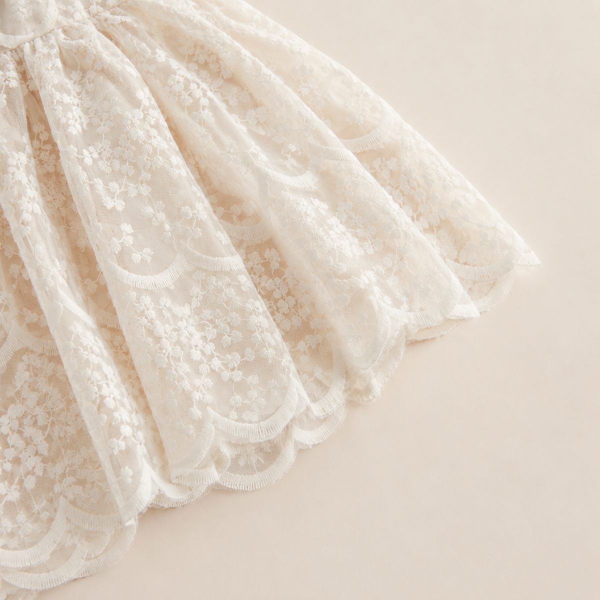 Barboteuse bébé dentelle florale manches longues baptême beige