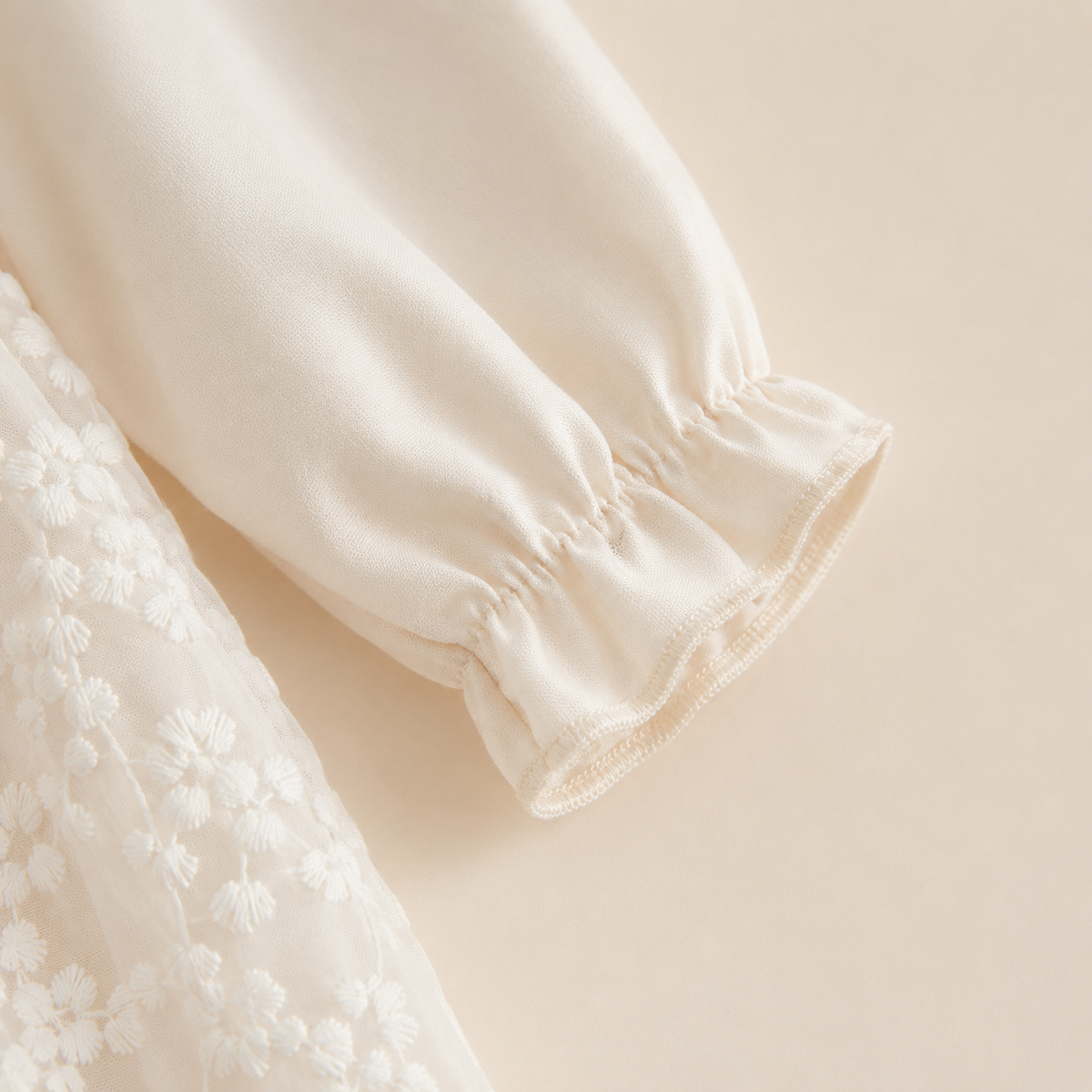 Barboteuse bébé dentelle florale manches longues baptême beige