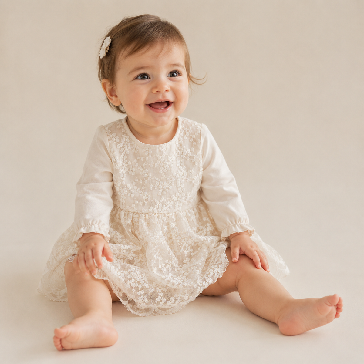 Barboteuse bébé dentelle florale manches longues baptême beige