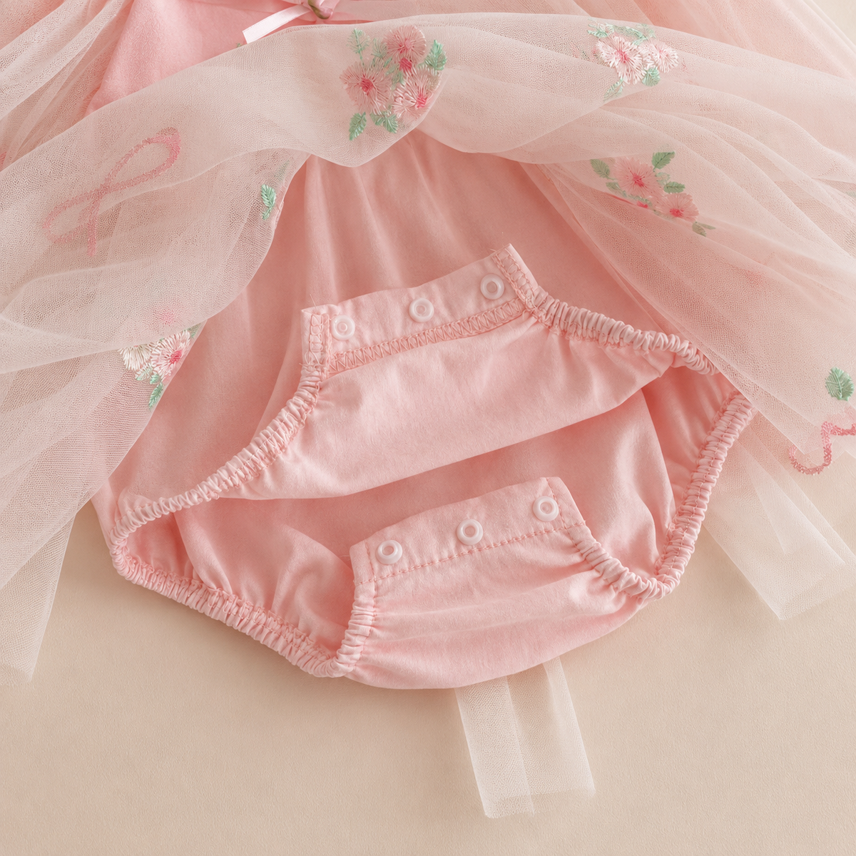 Barboteuse robe bébé rose manches bouffantes broderies florales