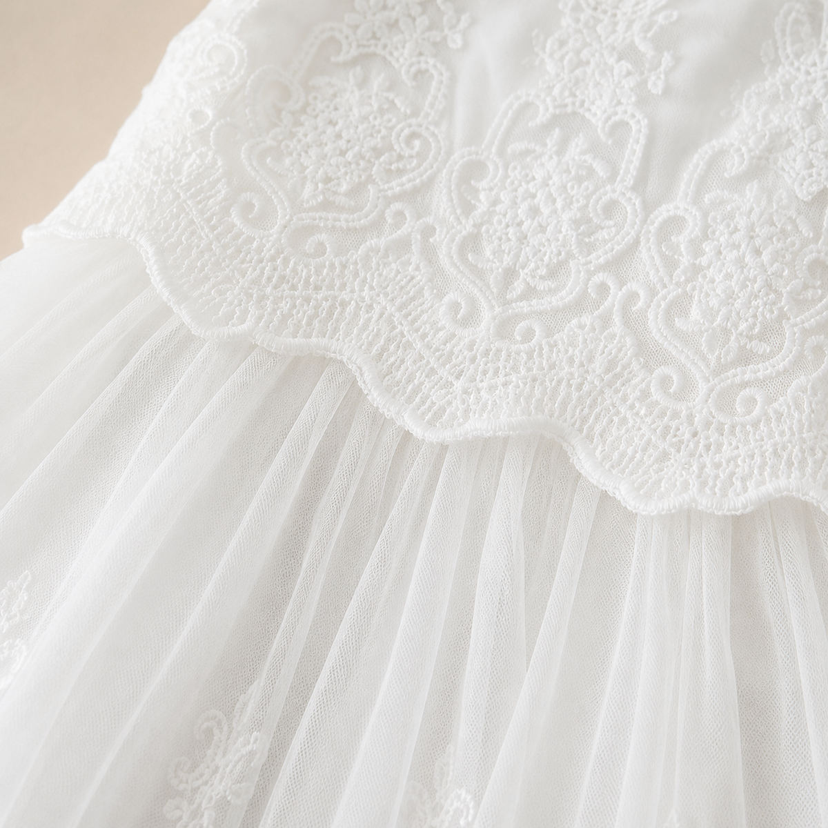 Robe longue de baptême bébé dentelle et béguin assorti blanc